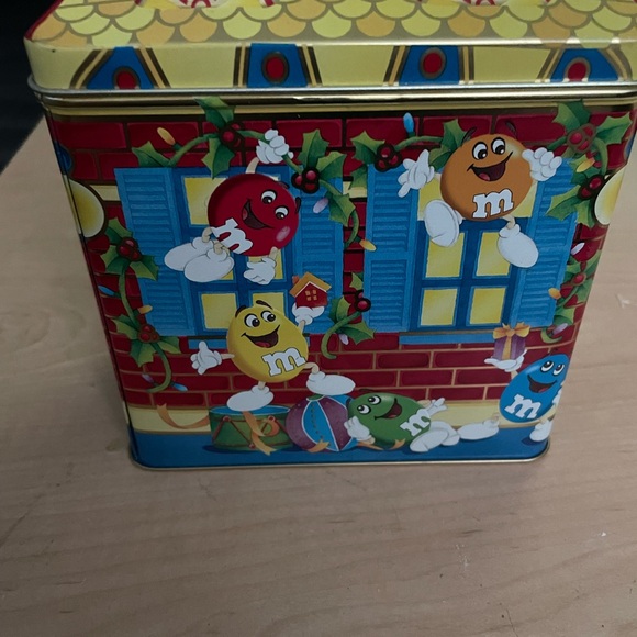 M&M vintage 1996 collectors tin.  No candy in side in great condition. - Picture 2 of 4